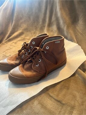Bangs Brown High-Top Canvas Sneakers with Lace-Up Closure